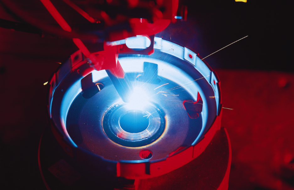 Produire plus vite sans compromis - le soudage laser face aux nouveaux défis de la défense